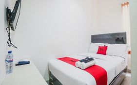 RedDoorz Plus near Mall Ciputra Jakarta